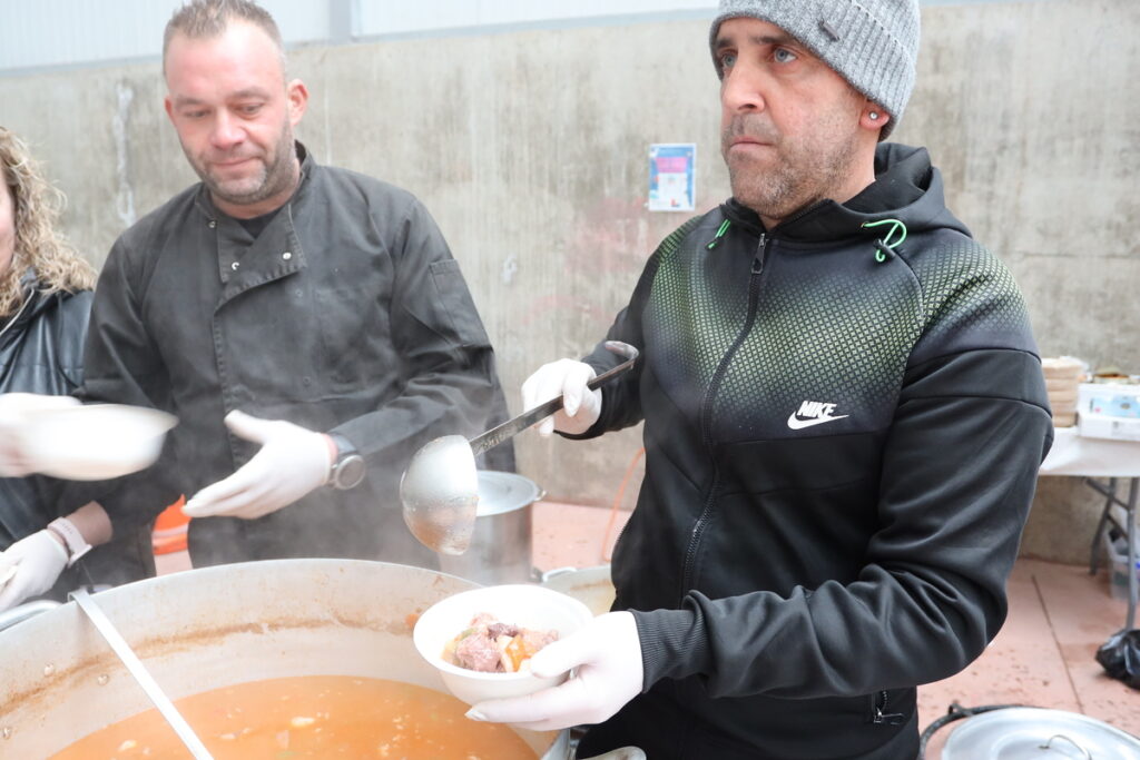 Éxito de la comida popular a base de caldereta en el Pabellón Municipal