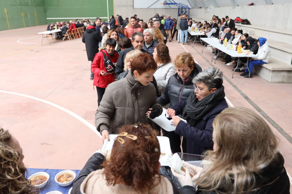 Éxito de la comida popular a base de caldereta en el Pabellón Municipal