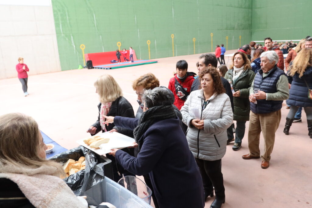 Éxito de la comida popular a base de caldereta en el Pabellón Municipal