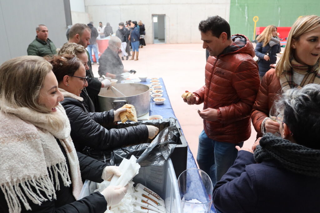 Éxito de la comida popular a base de caldereta en el Pabellón Municipal