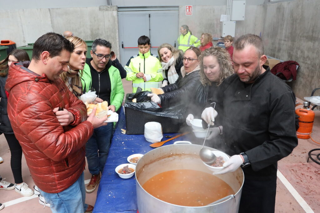 Éxito de la comida popular a base de caldereta en el Pabellón Municipal