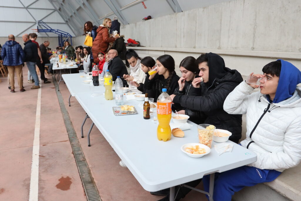 Éxito de la comida popular a base de caldereta en el Pabellón Municipal