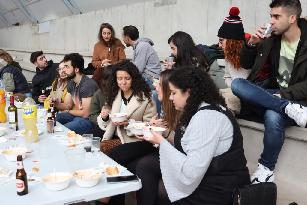 Éxito de la comida popular a base de caldereta en el Pabellón Municipal