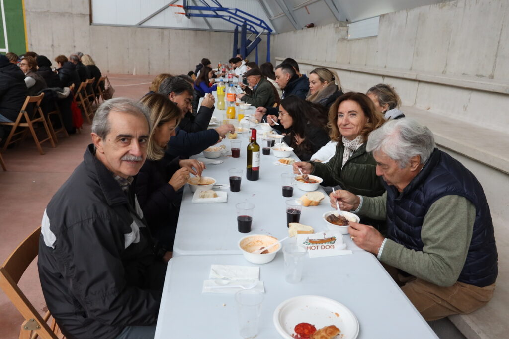 Éxito de la comida popular a base de caldereta en el Pabellón Municipal