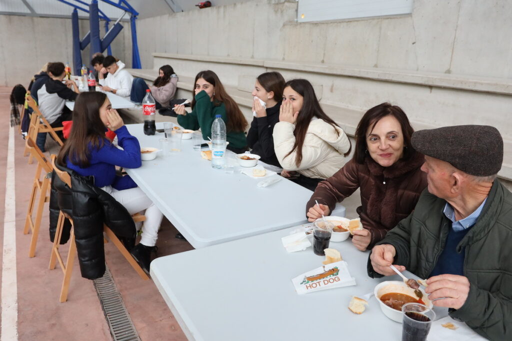 Éxito de la comida popular a base de caldereta en el Pabellón Municipal