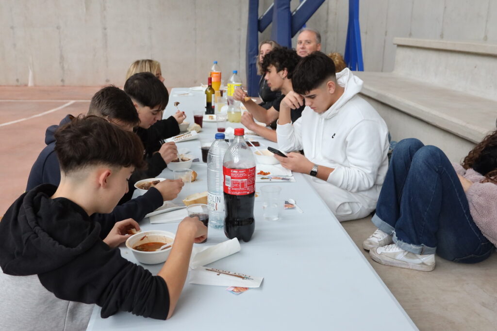 Éxito de la comida popular a base de caldereta en el Pabellón Municipal
