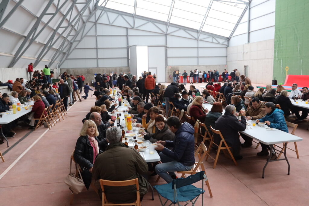 Éxito de la comida popular a base de caldereta en el Pabellón Municipal