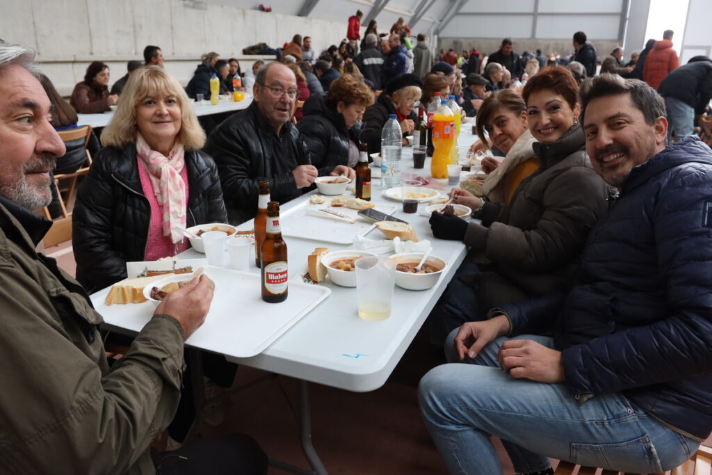 Éxito de la comida popular a base de caldereta en el Pabellón Municipal