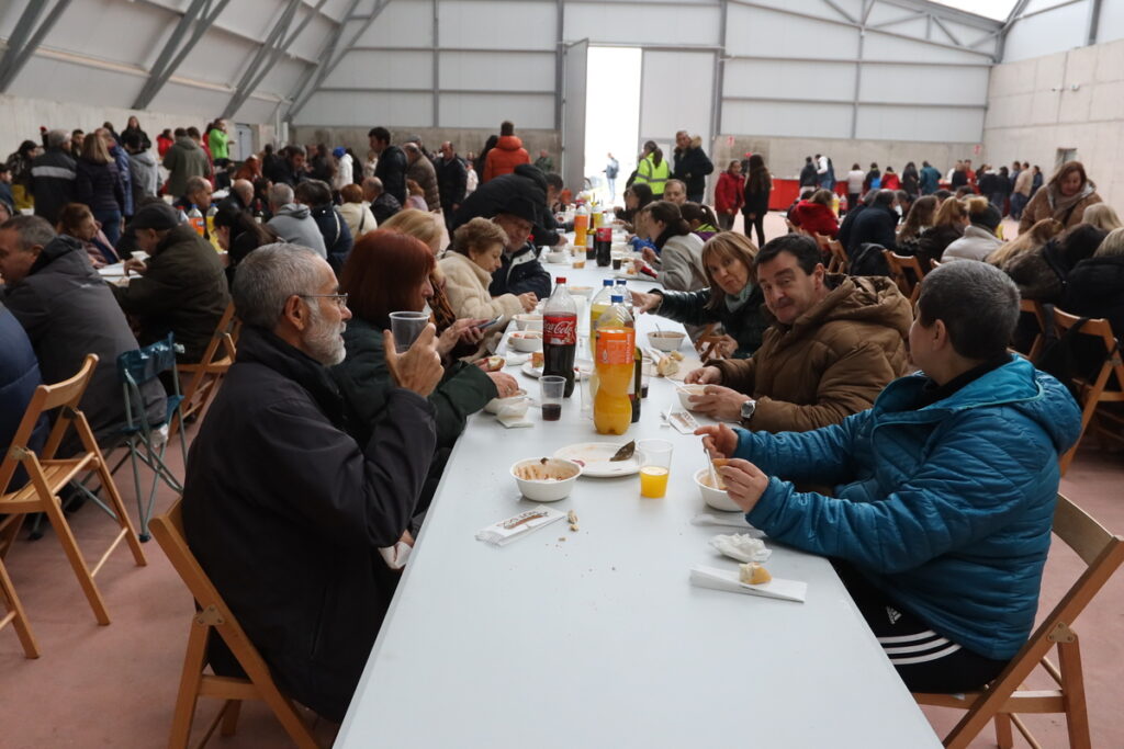 Éxito de la comida popular a base de caldereta en el Pabellón Municipal