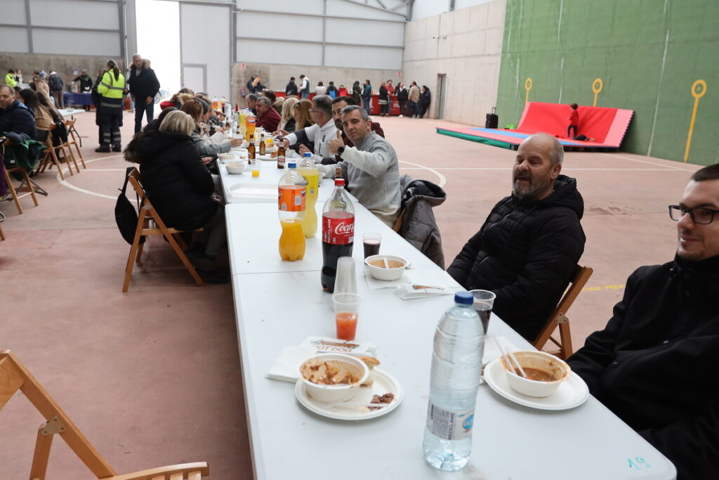 Éxito de la comida popular a base de caldereta en el Pabellón Municipal