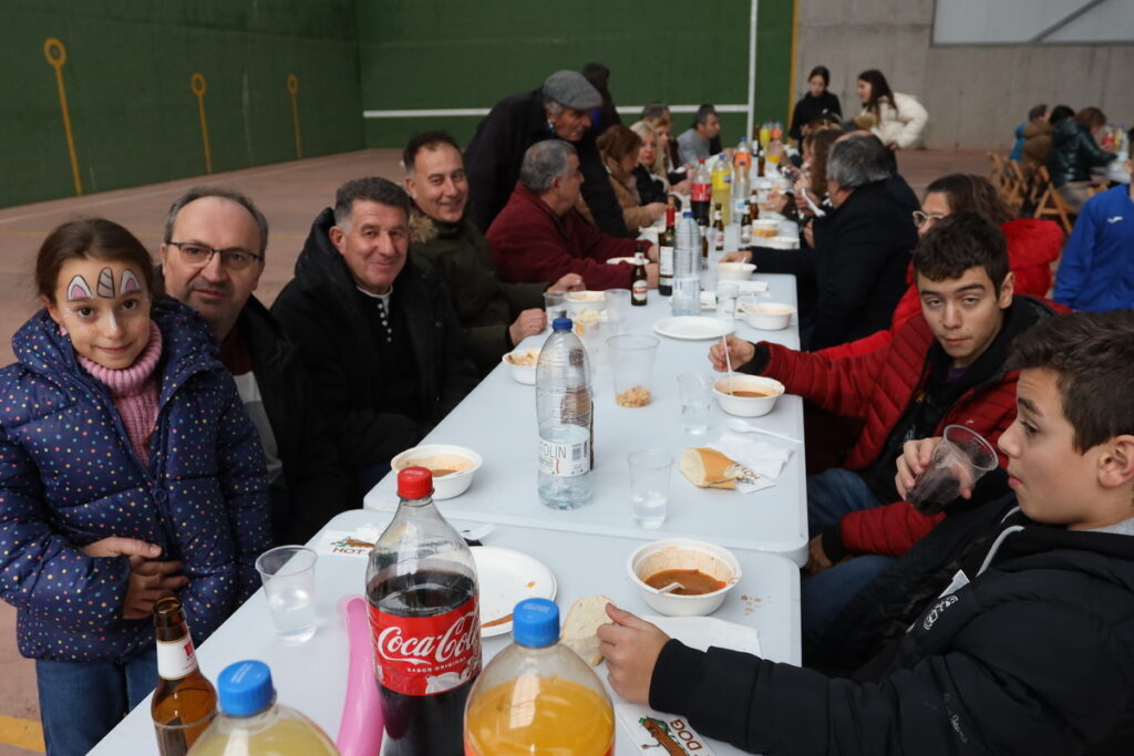 Éxito de la comida popular a base de caldereta en el Pabellón Municipal