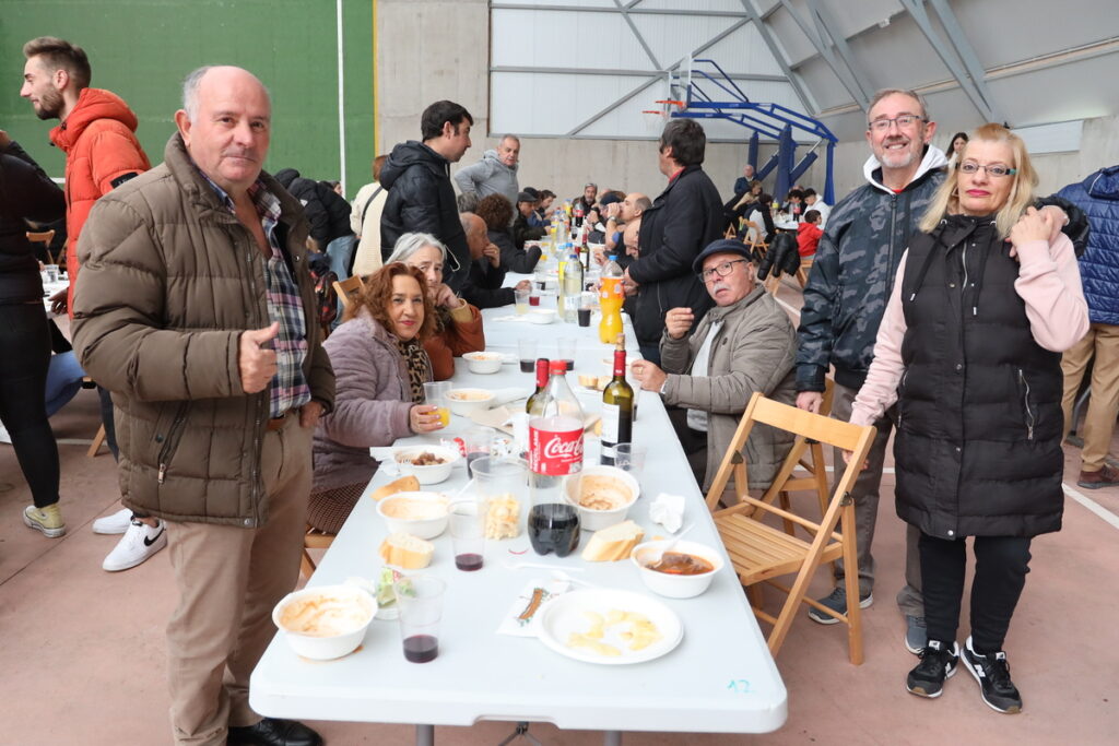 Éxito de la comida popular a base de caldereta en el Pabellón Municipal