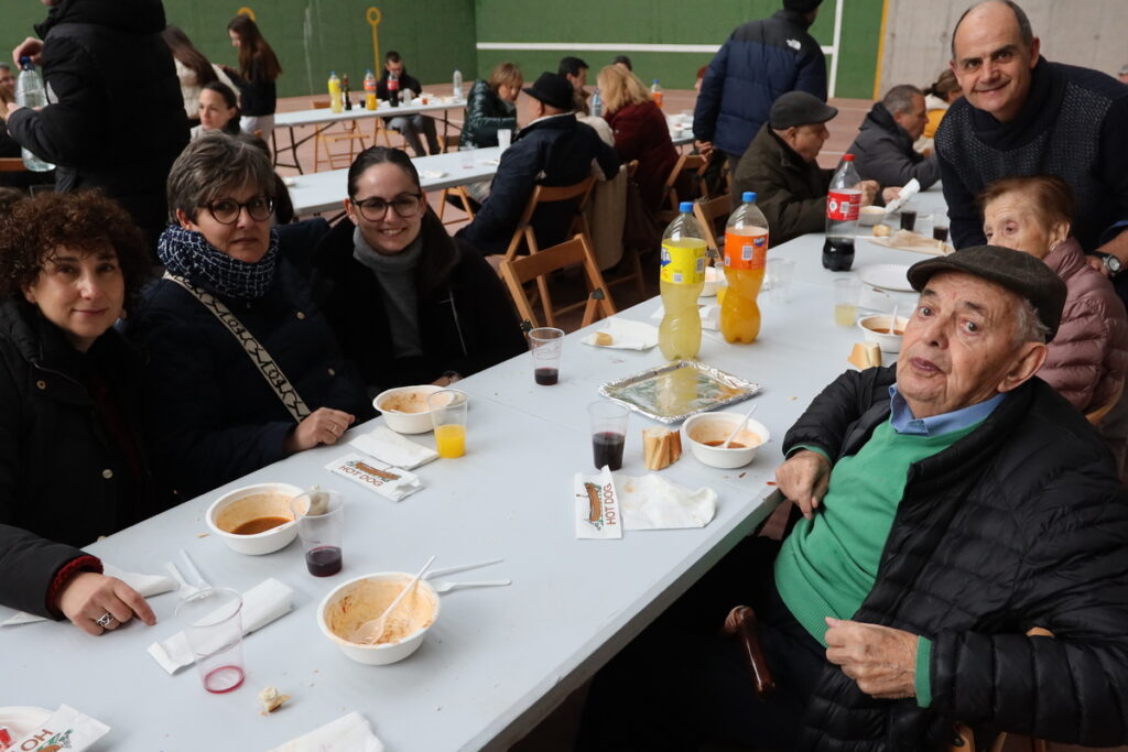 Éxito de la comida popular a base de caldereta en el Pabellón Municipal
