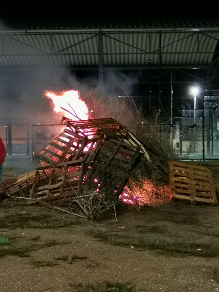 La tradicional hoguera da inicio a las fiestas de Santa Lucía