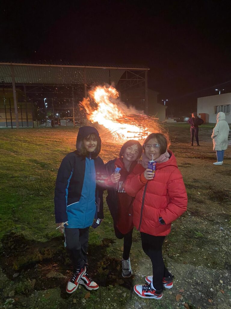 La tradicional hoguera da inicio a las fiestas de Santa Lucía