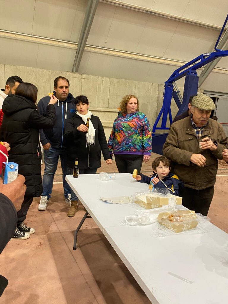 La tradicional hoguera da inicio a las fiestas de Santa Lucía