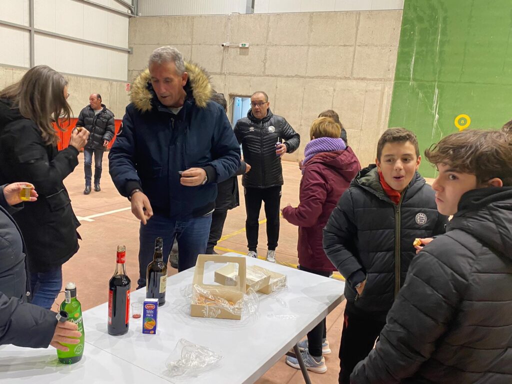 La tradicional hoguera da inicio a las fiestas de Santa Lucía