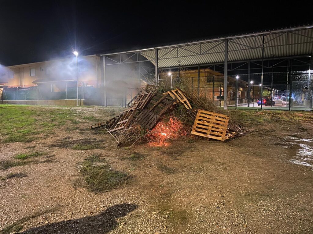 La tradicional hoguera da inicio a las fiestas de Santa Lucía