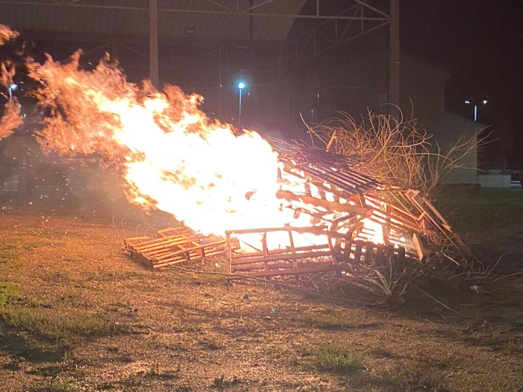 La tradicional hoguera da inicio a las fiestas de Santa Lucía