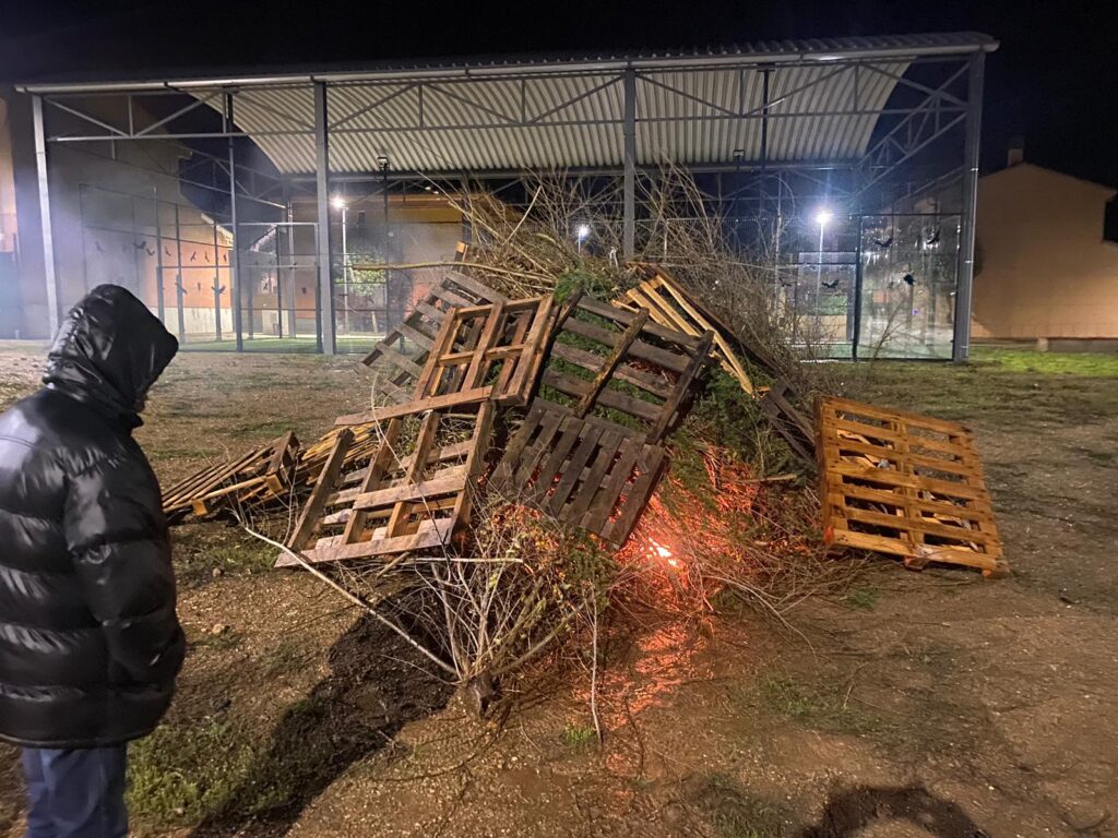 La tradicional hoguera da inicio a las fiestas de Santa Lucía