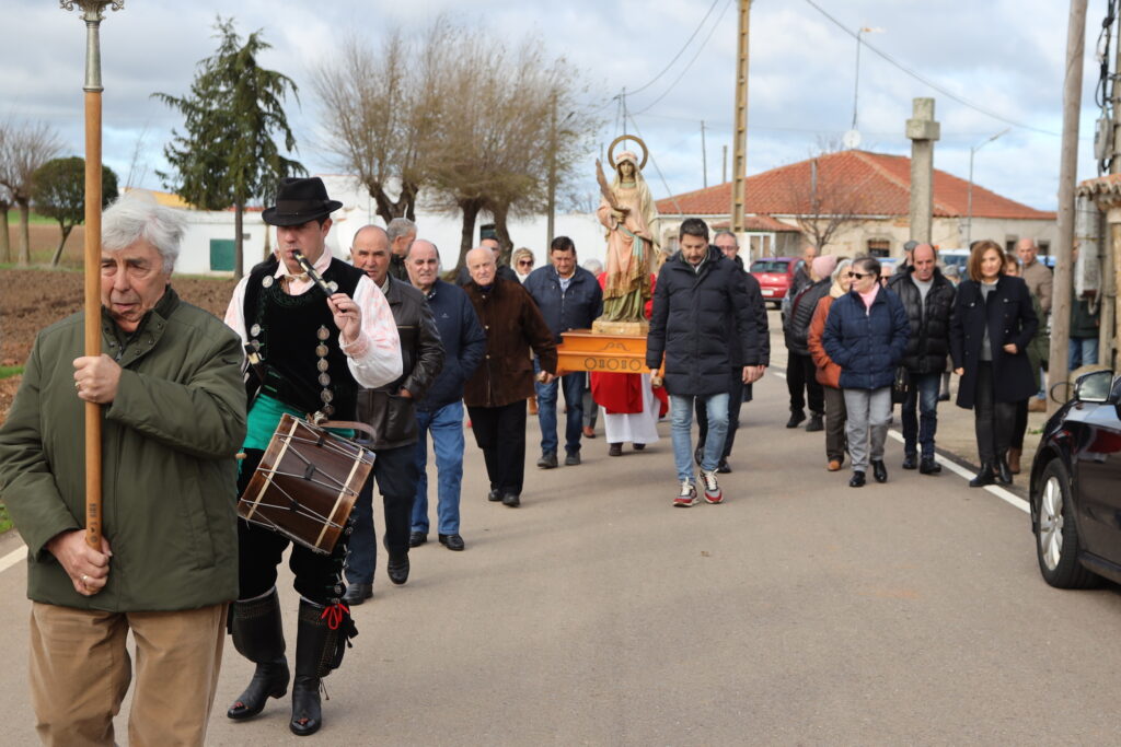 Procesión y ágape para festejar a Santa Lucía