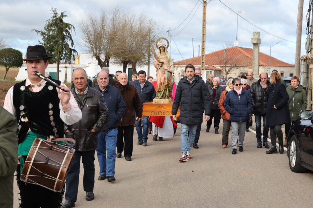 Procesión y ágape para festejar a Santa Lucía