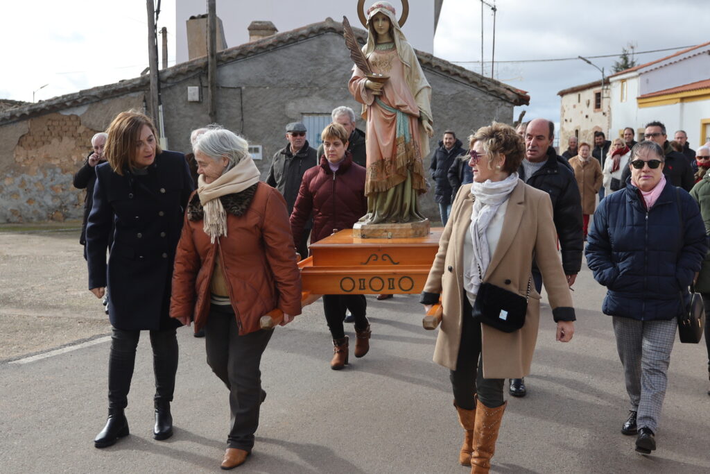 Procesión y ágape para festejar a Santa Lucía