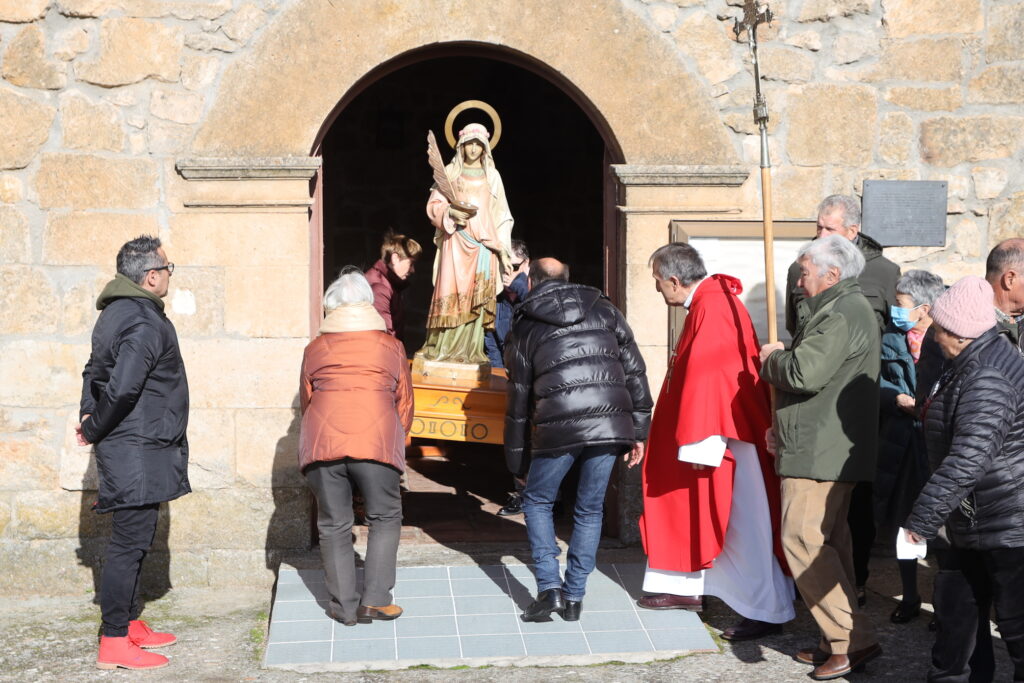 Procesión y ágape para festejar a Santa Lucía