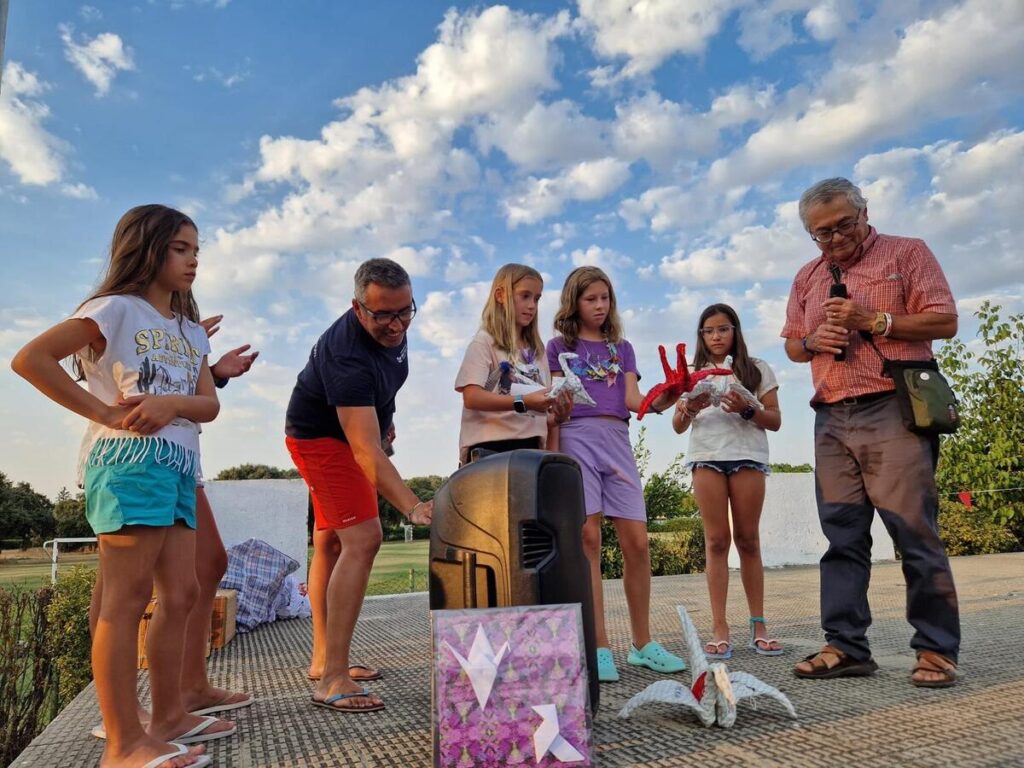 Emotiva actividad de las Mil Grullas de Campo Charro en favor de la paz