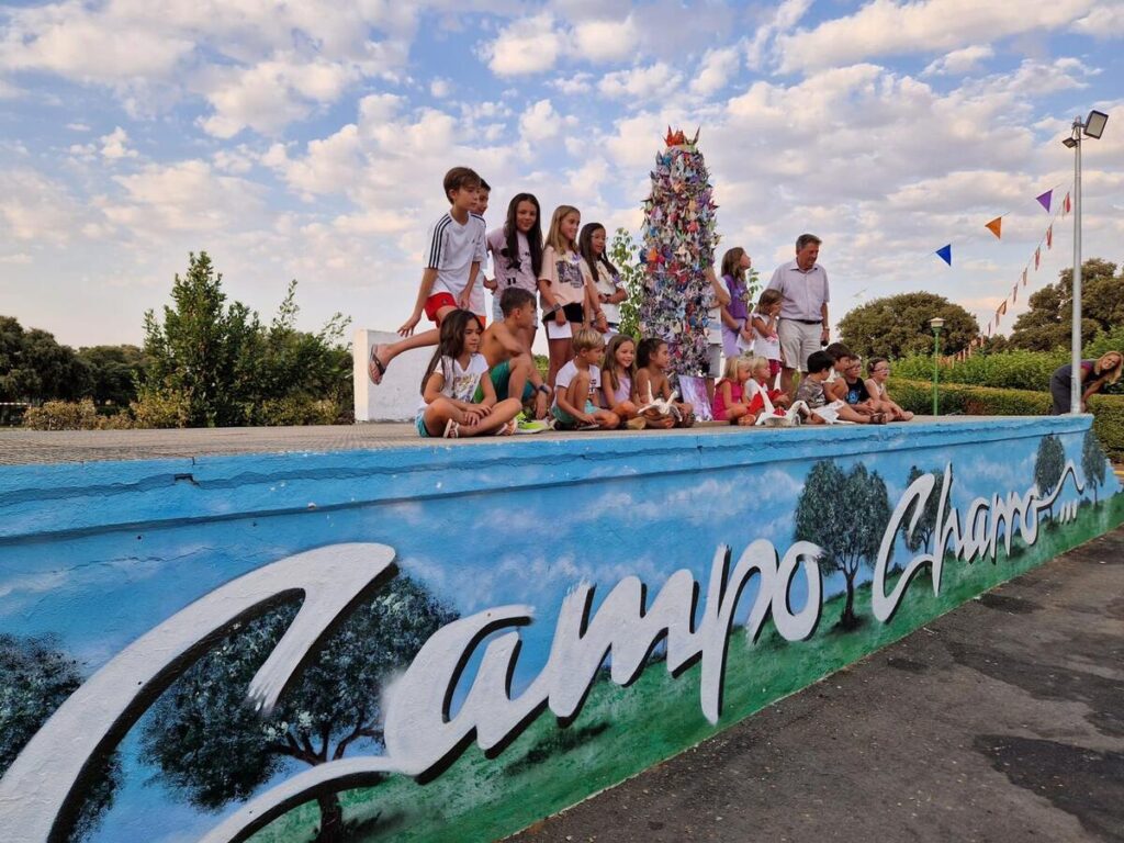 Emotiva actividad de las Mil Grullas de Campo Charro en favor de la paz