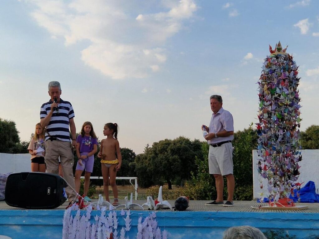 Emotiva actividad de las Mil Grullas de Campo Charro en favor de la paz