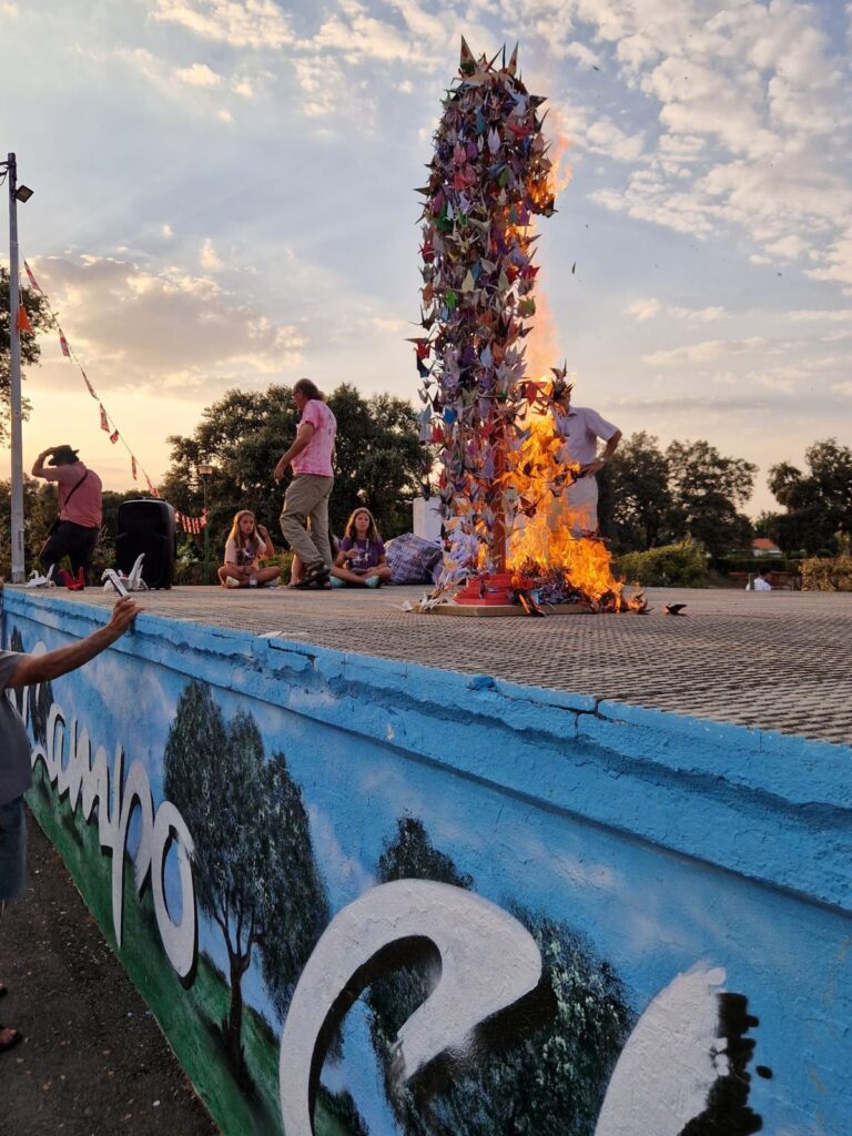 Emotiva actividad de las Mil Grullas de Campo Charro en favor de la paz
