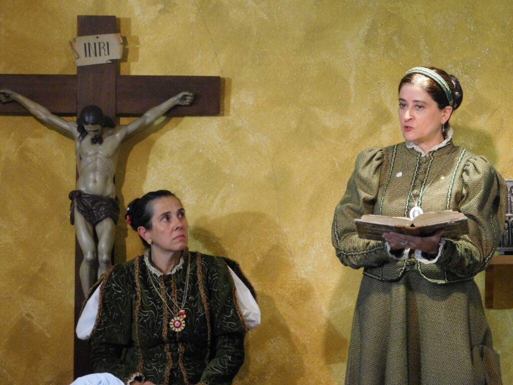 Rotundo éxito de la obra de teatro ‘Buscando a Nebrija’ en las urbanizaciones de Galindo y Perahuy