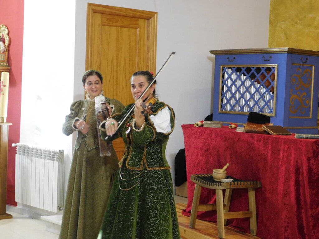 Rotundo éxito de la obra de teatro ‘Buscando a Nebrija’ en las urbanizaciones de Galindo y Perahuy