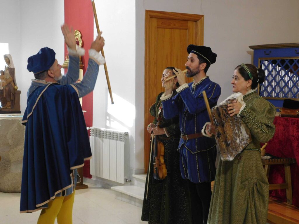 Rotundo éxito de la obra de teatro ‘Buscando a Nebrija’ en las urbanizaciones de Galindo y Perahuy