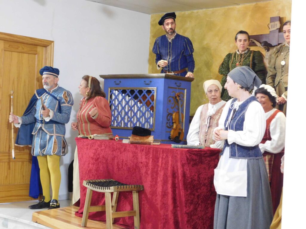 Rotundo éxito de la obra de teatro ‘Buscando a Nebrija’ en las urbanizaciones de Galindo y Perahuy