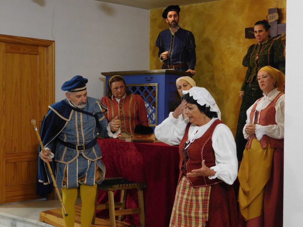 Rotundo éxito de la obra de teatro ‘Buscando a Nebrija’ en las urbanizaciones de Galindo y Perahuy