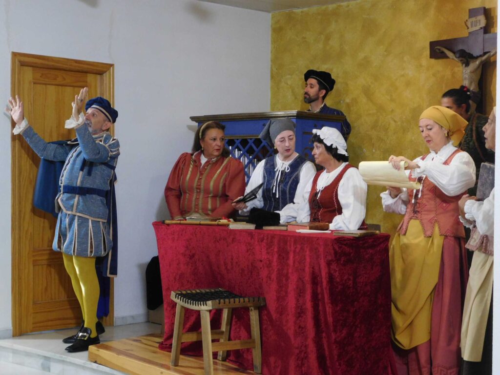 Rotundo éxito de la obra de teatro ‘Buscando a Nebrija’ en las urbanizaciones de Galindo y Perahuy