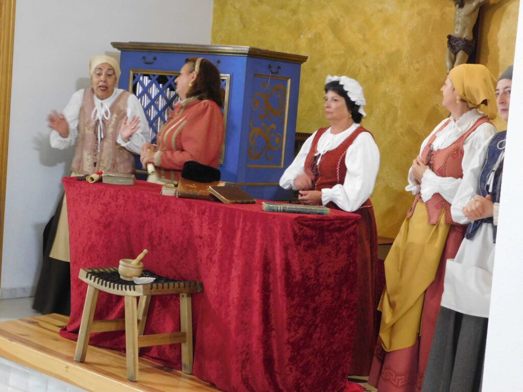Rotundo éxito de la obra de teatro ‘Buscando a Nebrija’ en las urbanizaciones de Galindo y Perahuy