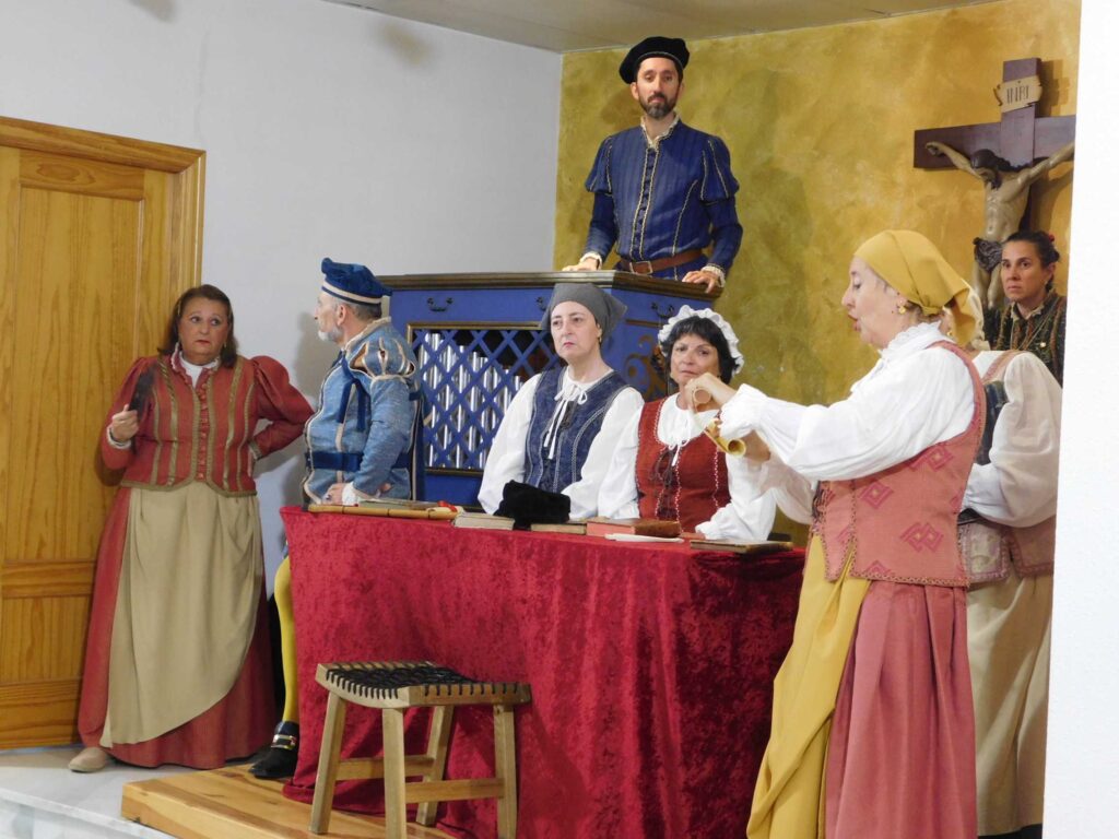 Rotundo éxito de la obra de teatro ‘Buscando a Nebrija’ en las urbanizaciones de Galindo y Perahuy