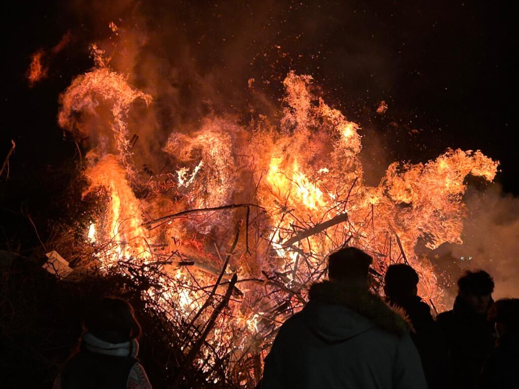 La Hoguera de Santa Lucía ilumina el inicio de nuestras fiestas