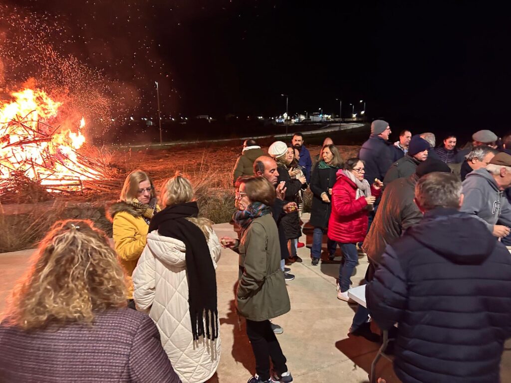 La Hoguera de Santa Lucía ilumina el inicio de nuestras fiestas