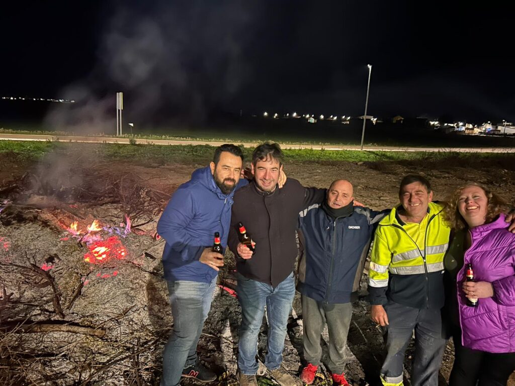 La Hoguera de Santa Lucía ilumina el inicio de nuestras fiestas