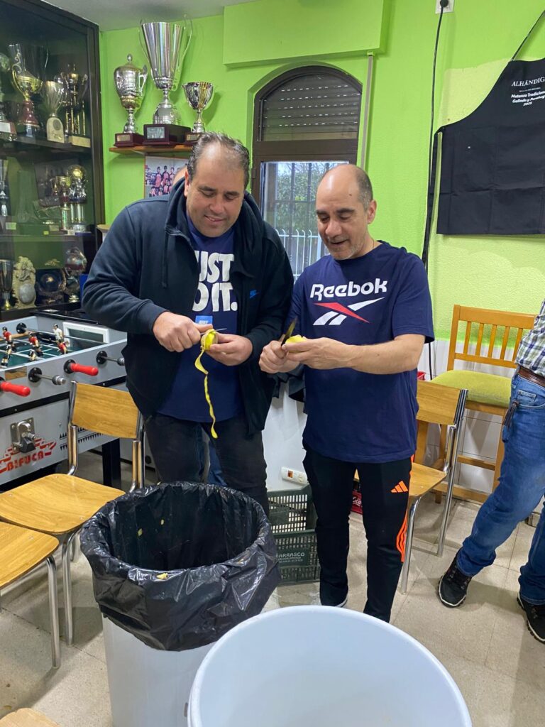 Voluntarias y voluntarios colaboran en la elaboración de la comida para la Matanza Tradicional