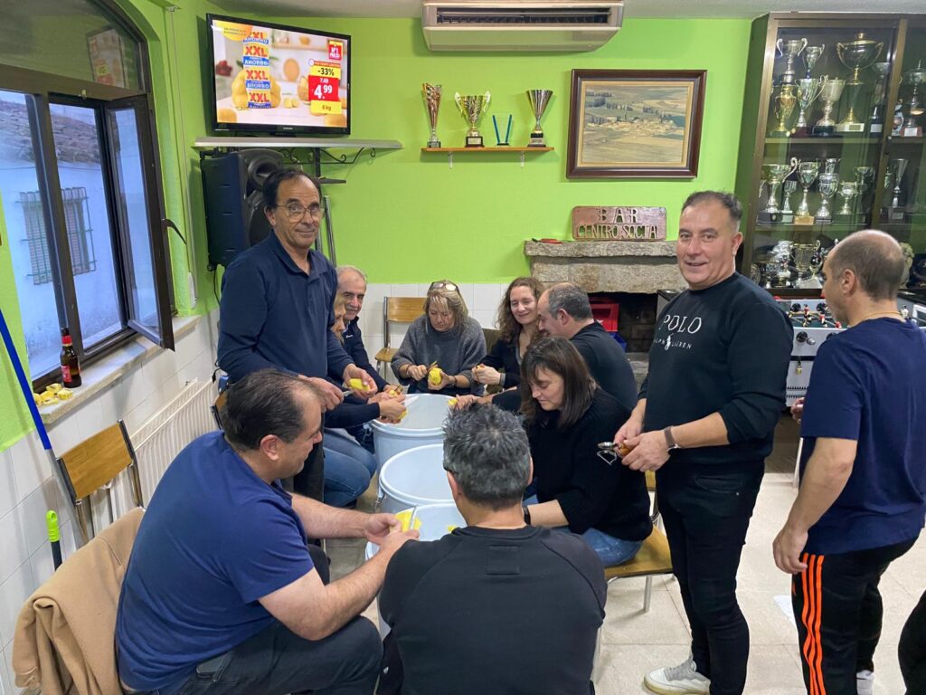 Voluntarias y voluntarios colaboran en la elaboración de la comida para la Matanza Tradicional