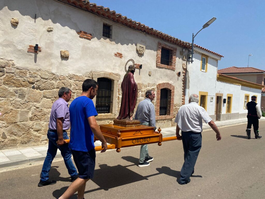 Galindo y Perahuy honra a su patrón, Santo Tomás
