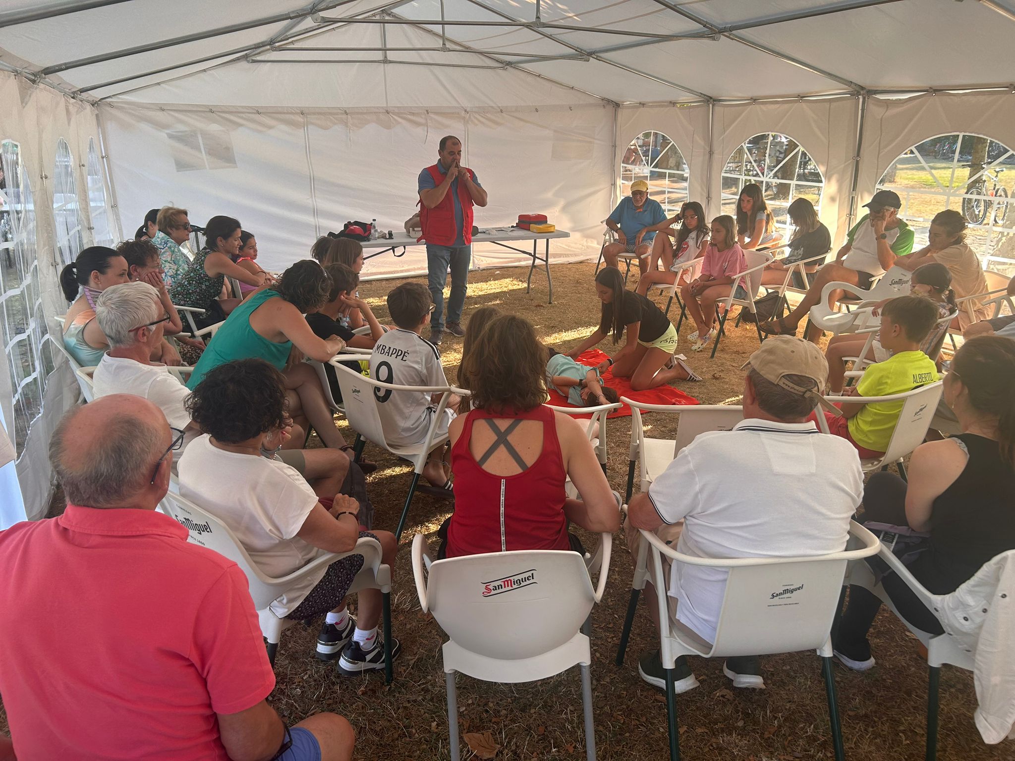 Éxito del taller de primeros auxilios impartido por Cruz Roja en la Urbanización Campo Charro