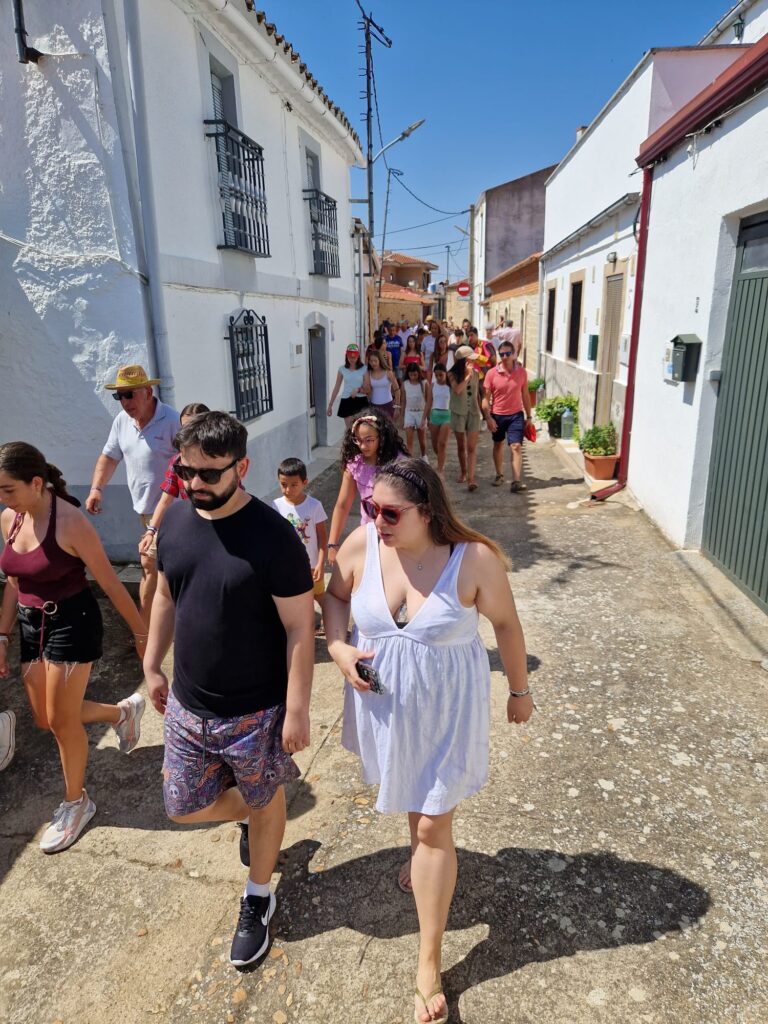 Éxito de participación en el encierro de minibueyes de las fiestas de Santo Tomás