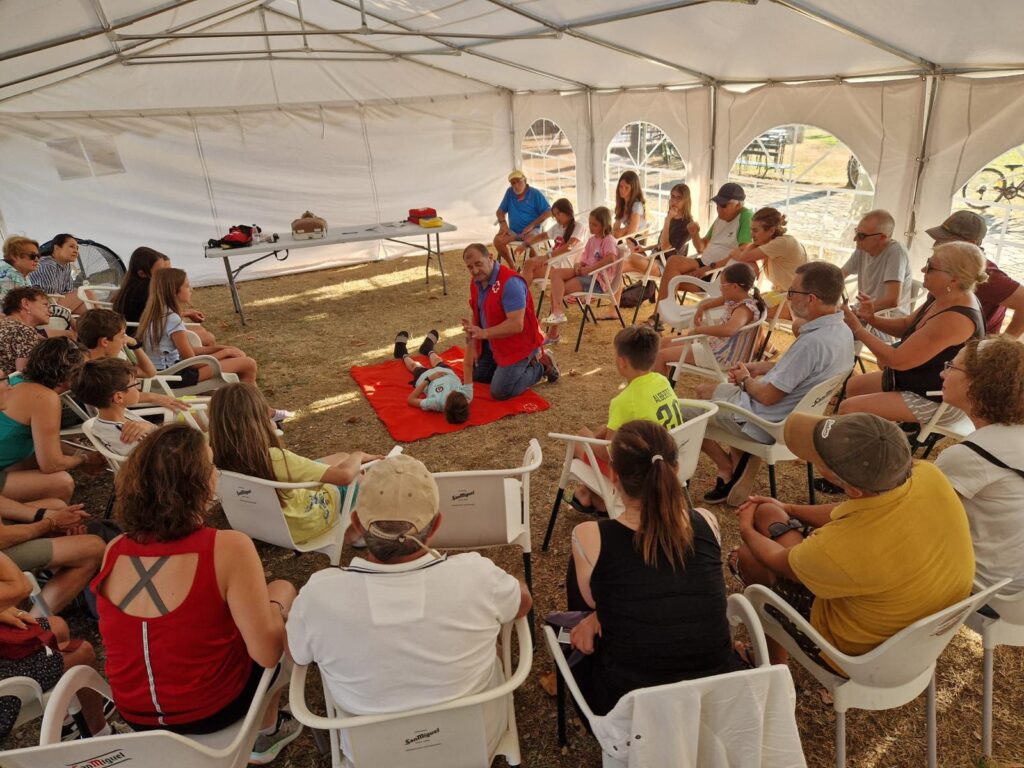 Éxito del taller de primeros auxilios impartido por Cruz Roja en la Urbanización Campo Charro