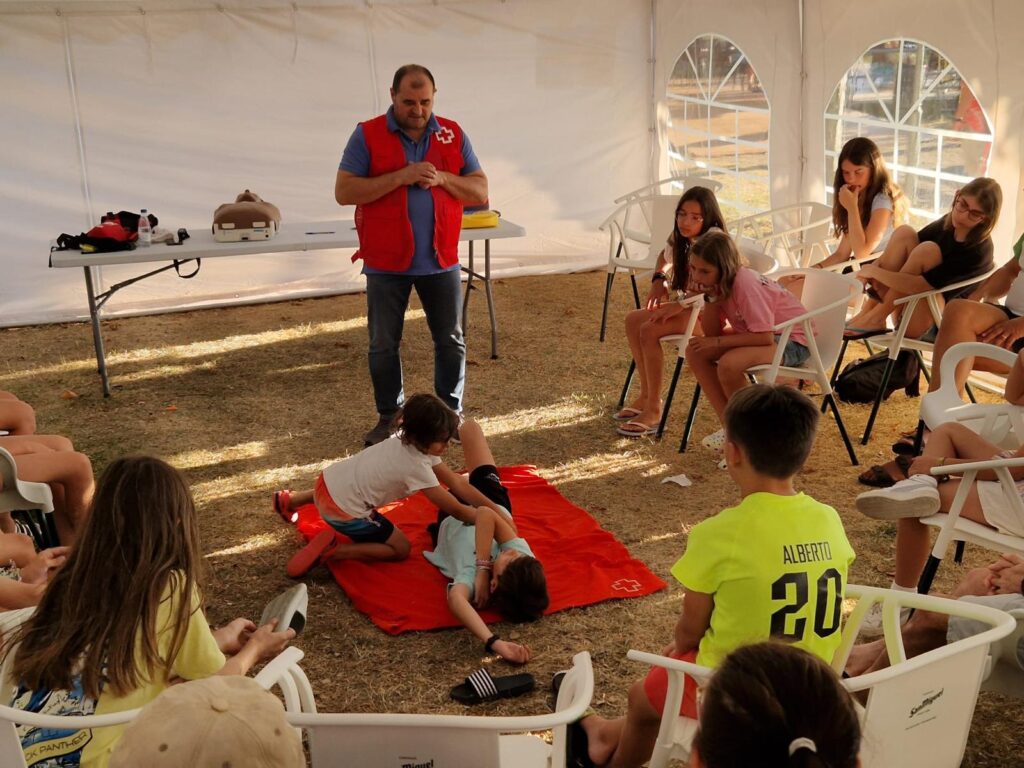 Éxito del taller de primeros auxilios impartido por Cruz Roja en la Urbanización Campo Charro